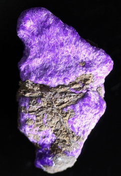 Sugilite with Aegerine from N'Chwanning III Mine, Kalahari manganese fields, Republic of South Africa [db_pics/pics/sugilite6d.jpg]