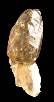 Garnet var. Hessonite from Jeffrey Mine, Asbestos, Quebec, Canada [db_pics/pics/hessonite3b.jpg]