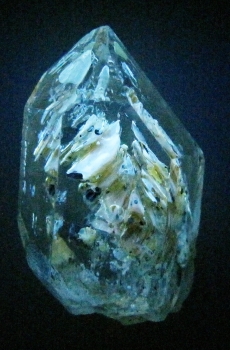 Quartz with 4-phase petroleum inclusions from Zhob Baluchistan, Pakistan [db_pics/pics/quartz24b.jpg]