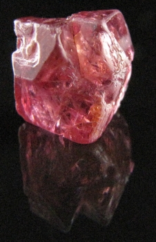 Spinel (rough and cut) from Mogok, Sagaing District, Mandalay Division, Burma (Myanmar) [db_pics/pics/spinel4d.jpg]